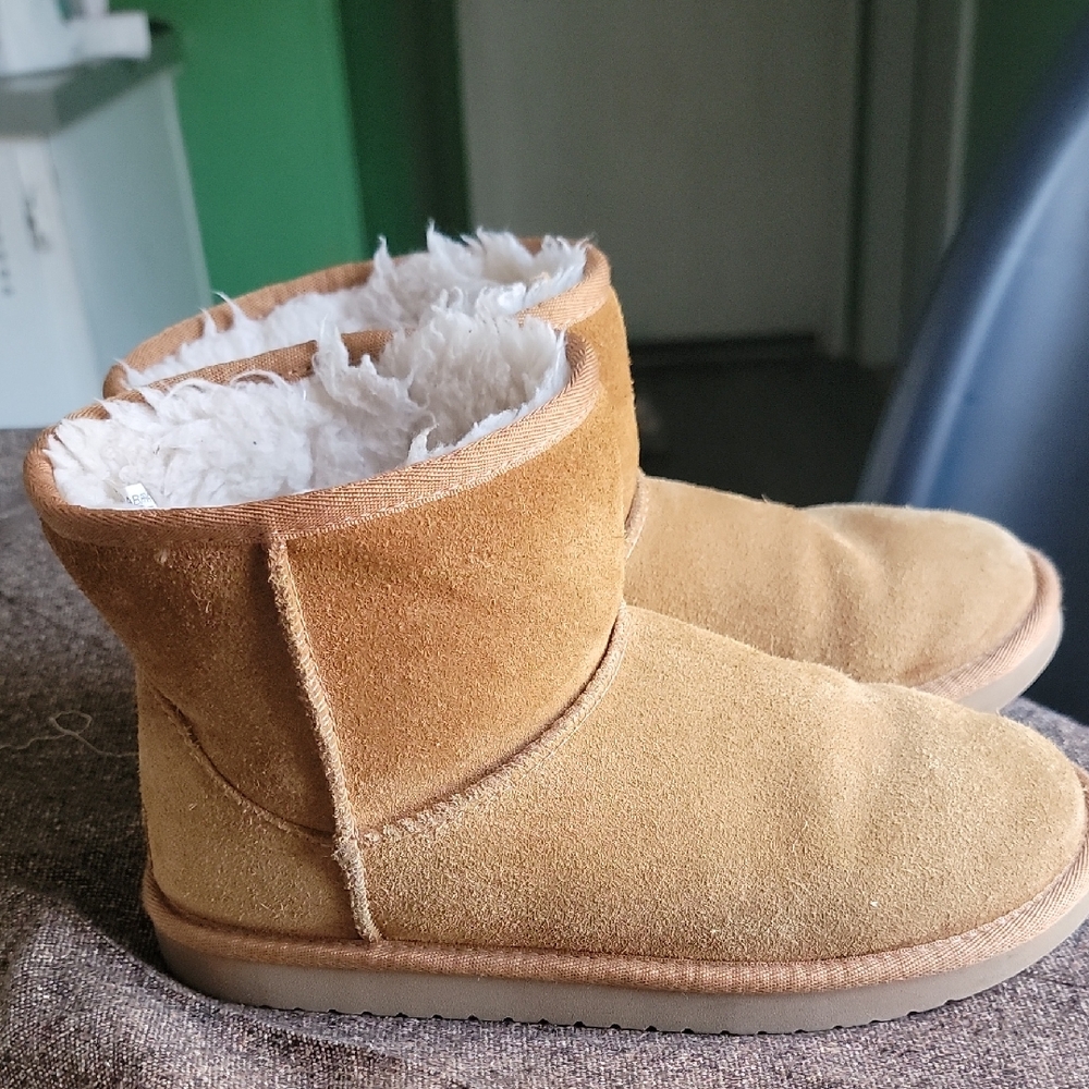 Koolaburra By Ugg Tan Suede Boots with Plush Lining - Picture 1 of 6